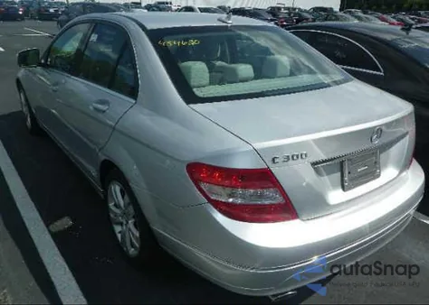 2009 Mercedes-Benz C300 z USA, uszkodzony, nr VIN WDDGF54X99R043901